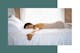 Bauchschläferin schlafend mit ausgebreiteten Armen im Bett