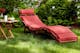 Lettino di legno con cuscino rosso mattone e tavolino di legno richiudibile; accanto, un'immagine di due lettini di legno con cuscini bianchi in un giardino