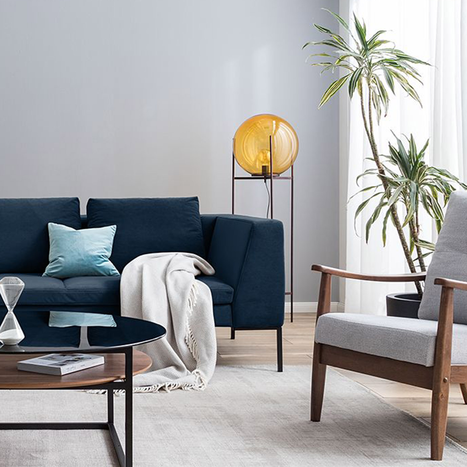 Blaue Couch im Retro-Stil mit grauem Mid-Century-Sessel