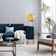 Blaue Couch im Retro-Stil mit grauem Mid-Century-Sessel