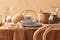 Esstisch aus Holz mit Geschirr aus Steinzeug, einer Holzschale, goldfarbenem Besteck aus Edelstahl, Vasen, Tischsets, Trinkgläsern, einer Glaskaraffe sowie herbstlicher Deko, daneben Esszimmerstühle aus Holz.