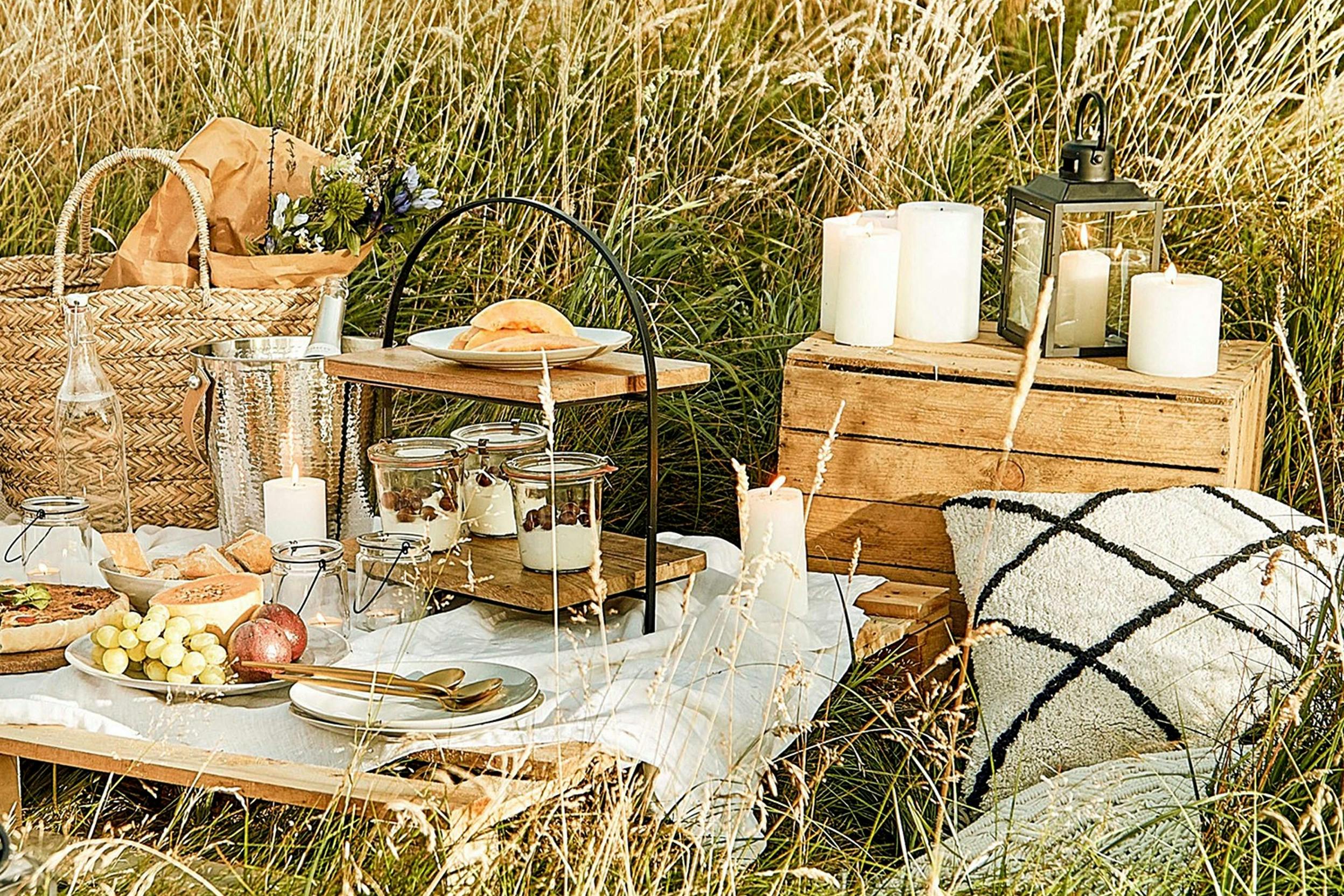 Rustikales Picknick-Arrangement im freien Feld mit Etagere, Kerzen, Kissen und mehr