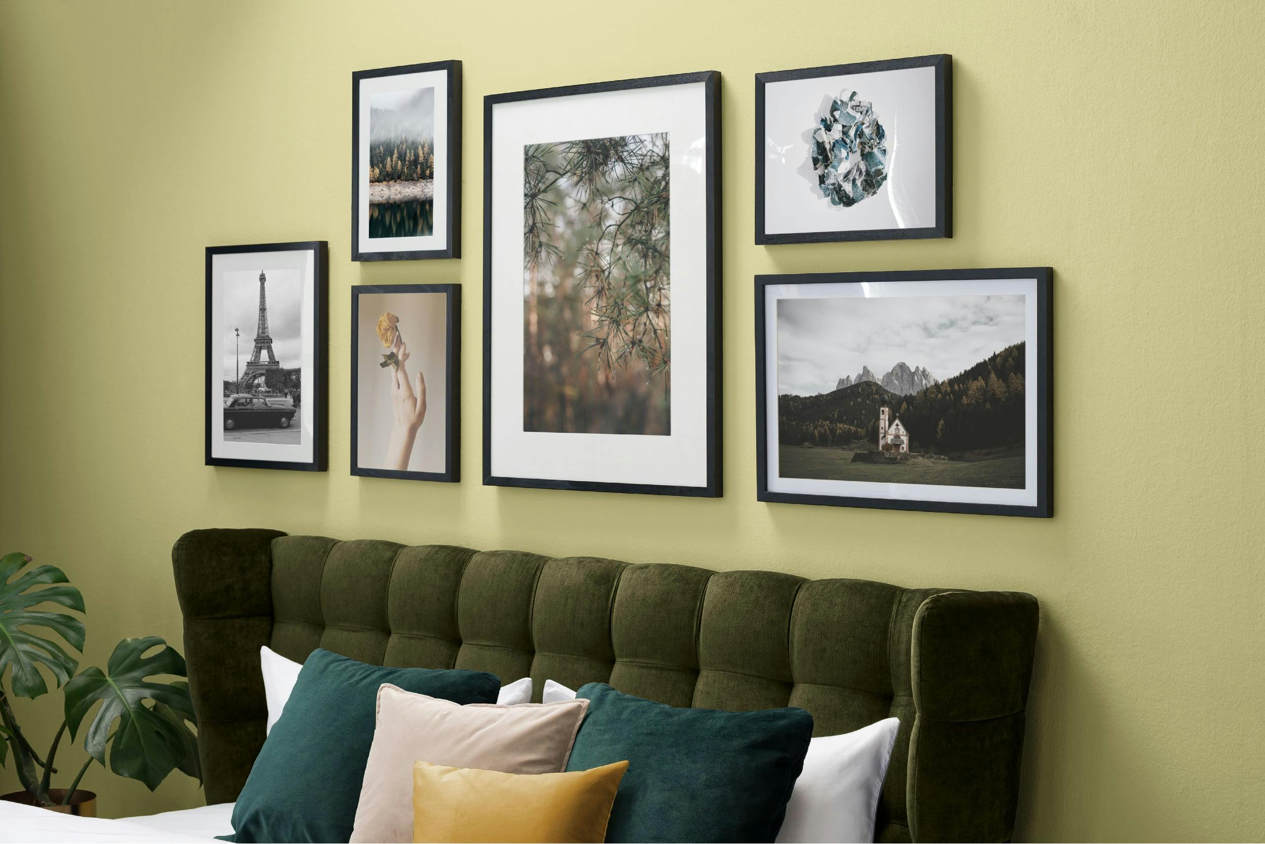 Wand met afbeeldingen die in perfecte harmonie zijn opgehangen