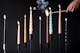 Bunte Stabkerzen und Twisted Candles vor schwarzem Hintergrund