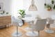 Table et chaises blanches en marbre de style moderne et agencées de manière bohème