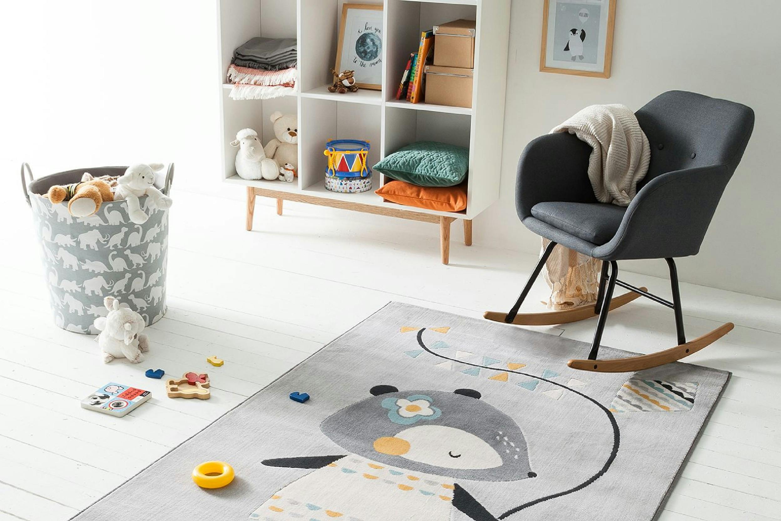 Kinderzimmer mit Spielteppich auf dem Boden liegend