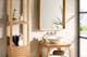 Skandi-Badezimmer mit einem Waschtisch aus Holz und einem Terrazzo-Waschbecken in natürlichen Farben