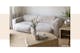 Wohnzimmer in Neutrals zeigt das cremefarbene 2-Sitzer-Sofa Hudson mit gerundetem Polster und halbrundem Couchtisch aus Holz; das hellgraue Sofa in Halbmondform beweist, dass Ecksofas auch rund sein können