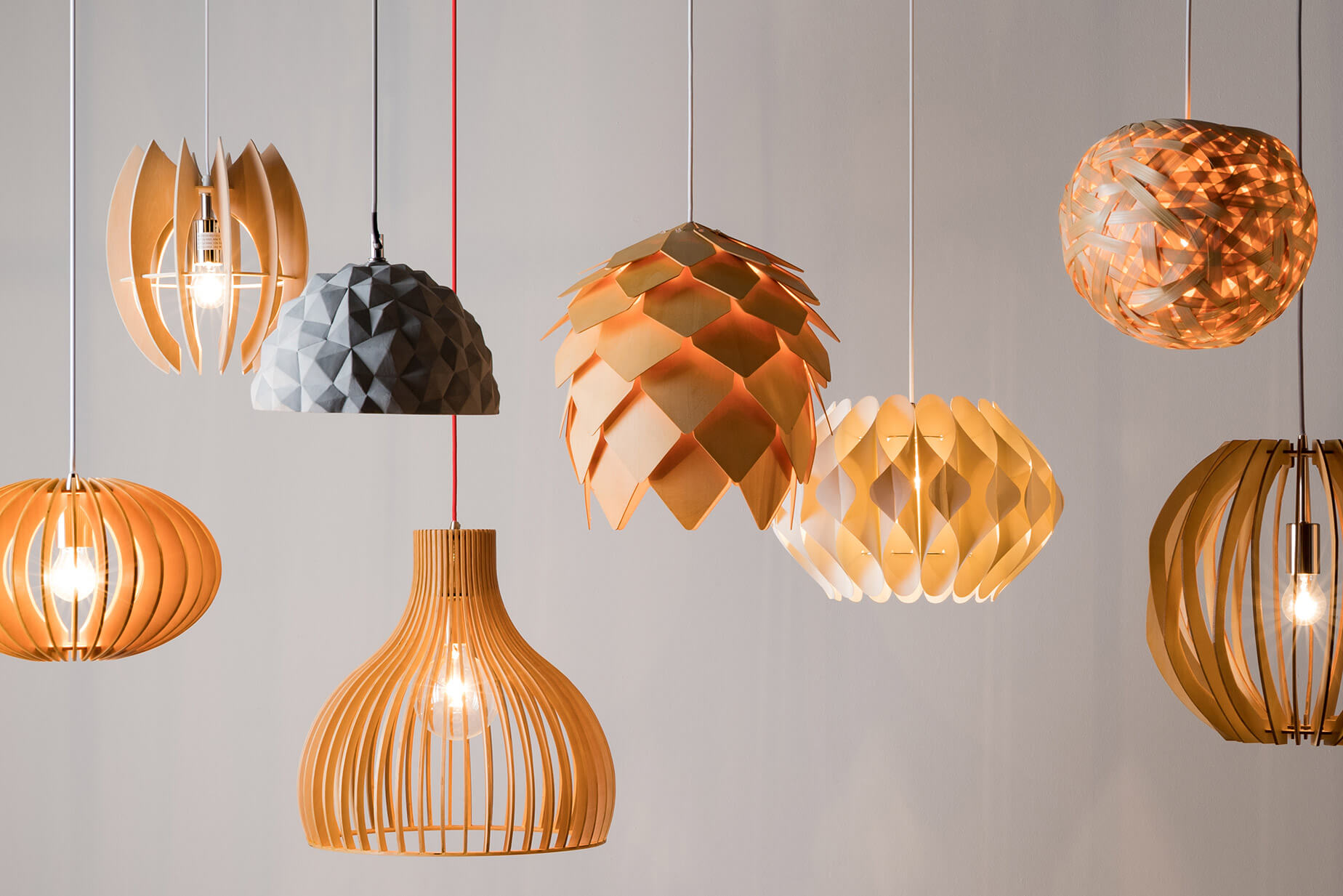 Vorwiegend hellbraune Pendelleuchten aus Naturmaterialien wie Holz und Papier