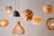 Overwegend lichtbruine hanglampen van natuurlijke materialen als hout en papier