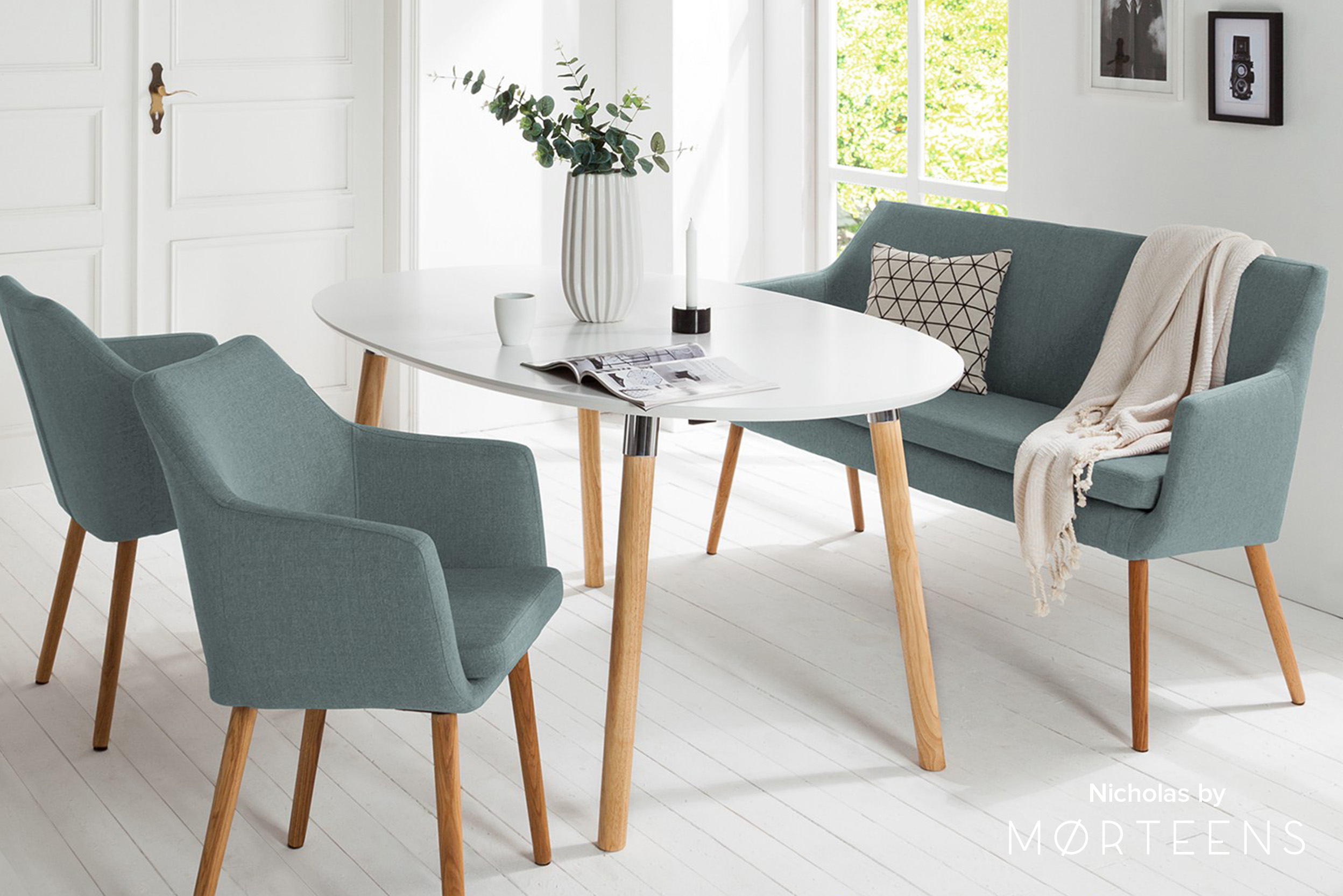 Senfgelbe Skandi-Polsterbank und graue Polsterstühle am Esstisch aus Glas