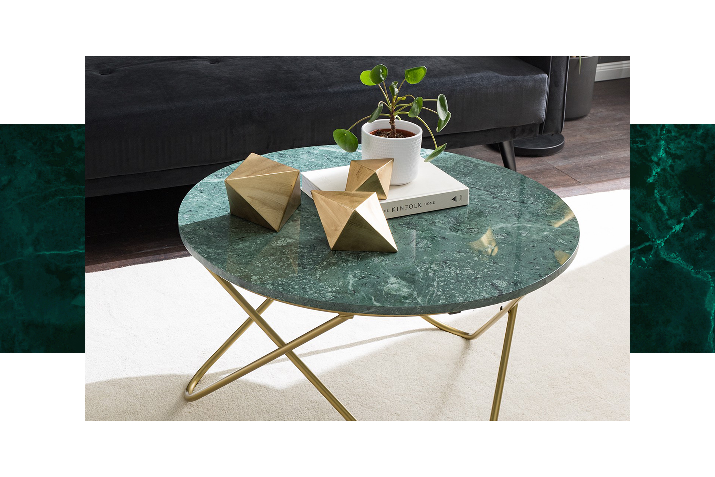 Samtsofa in der Trendfarbe Smaragdgrün in einem natürlich und wohnlich eingerichteten Wohnzimmer mit Couchtischen aus Holz, einer Glasleuchte, einer gemütlichen Kuscheldecke, dazu ein hellbeiger Teppich; daneben ein Farbdetail im grünen Edelsteinton Emerald.