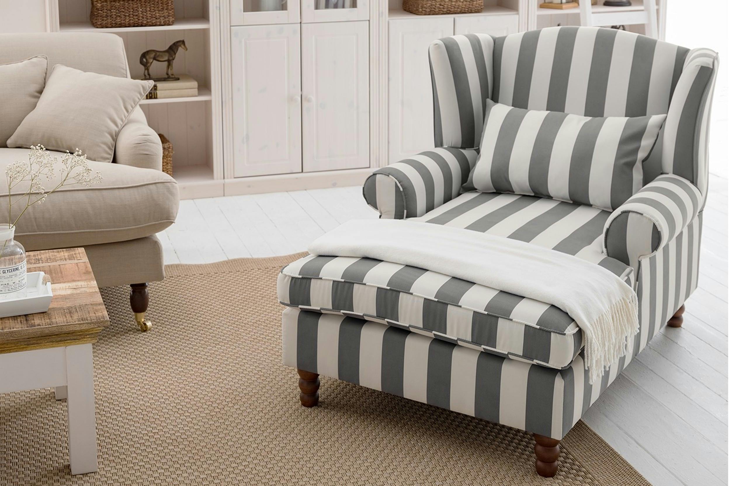 Grau-weiß gestreifter XXL-Sessel im Landhausstil mit weißer Decke darauf
