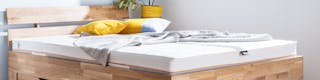 Bett mit temperaturausgleichender Matratze
