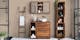 Wellness-Badezimmer eingerichtet mit Holzmöbeln aus massivem Sheesham der home24 Exklusivserie Trangle, Accessoires mit Home-Spa-Flair wie gerollte Handtücher, Pflegeprodukte und natürliche Deko.