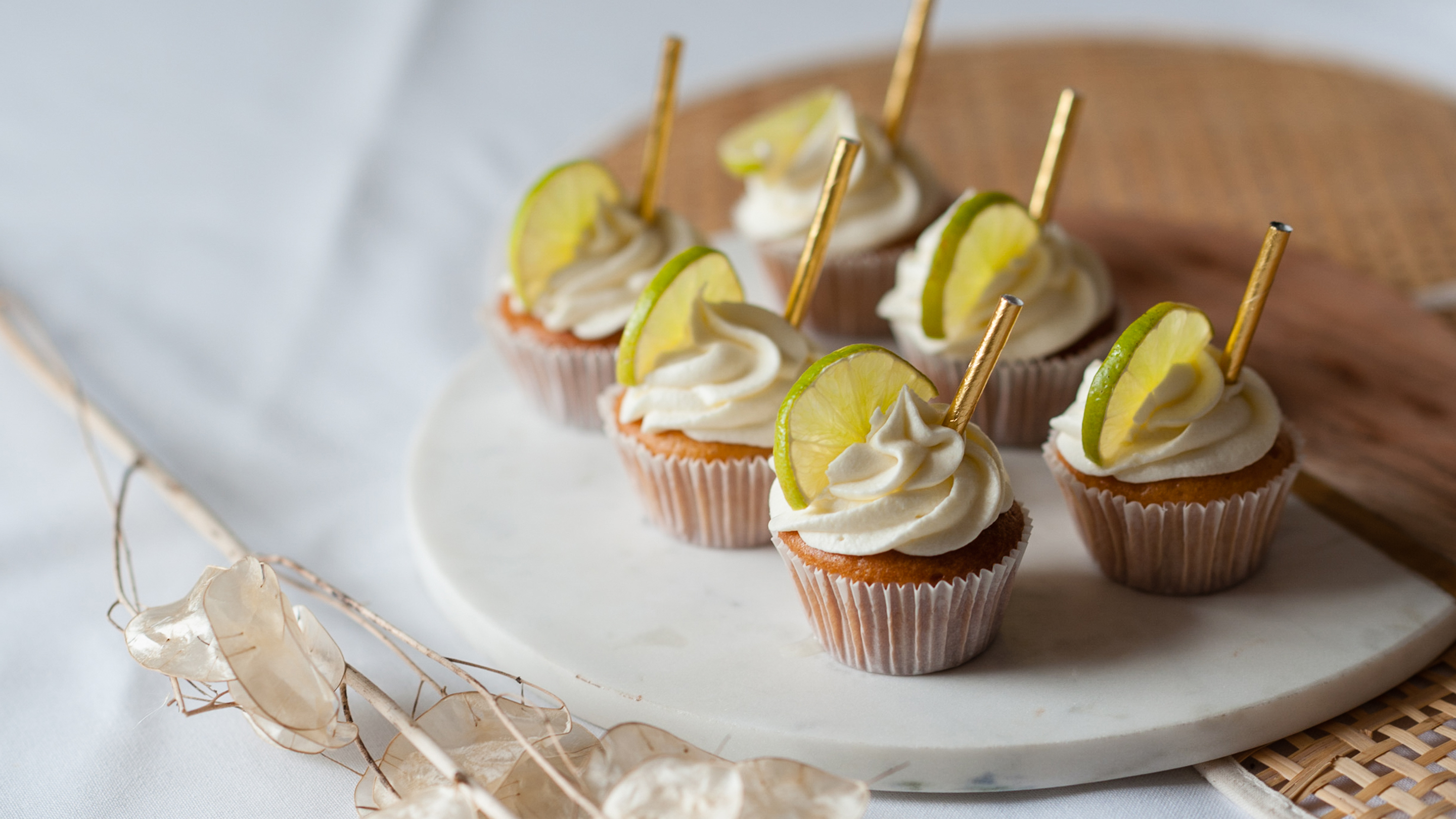 Die Caipirinha-Cupcakes sind lecker und ein echter Hingucker! (Marke des Geschirrs: Butlers).