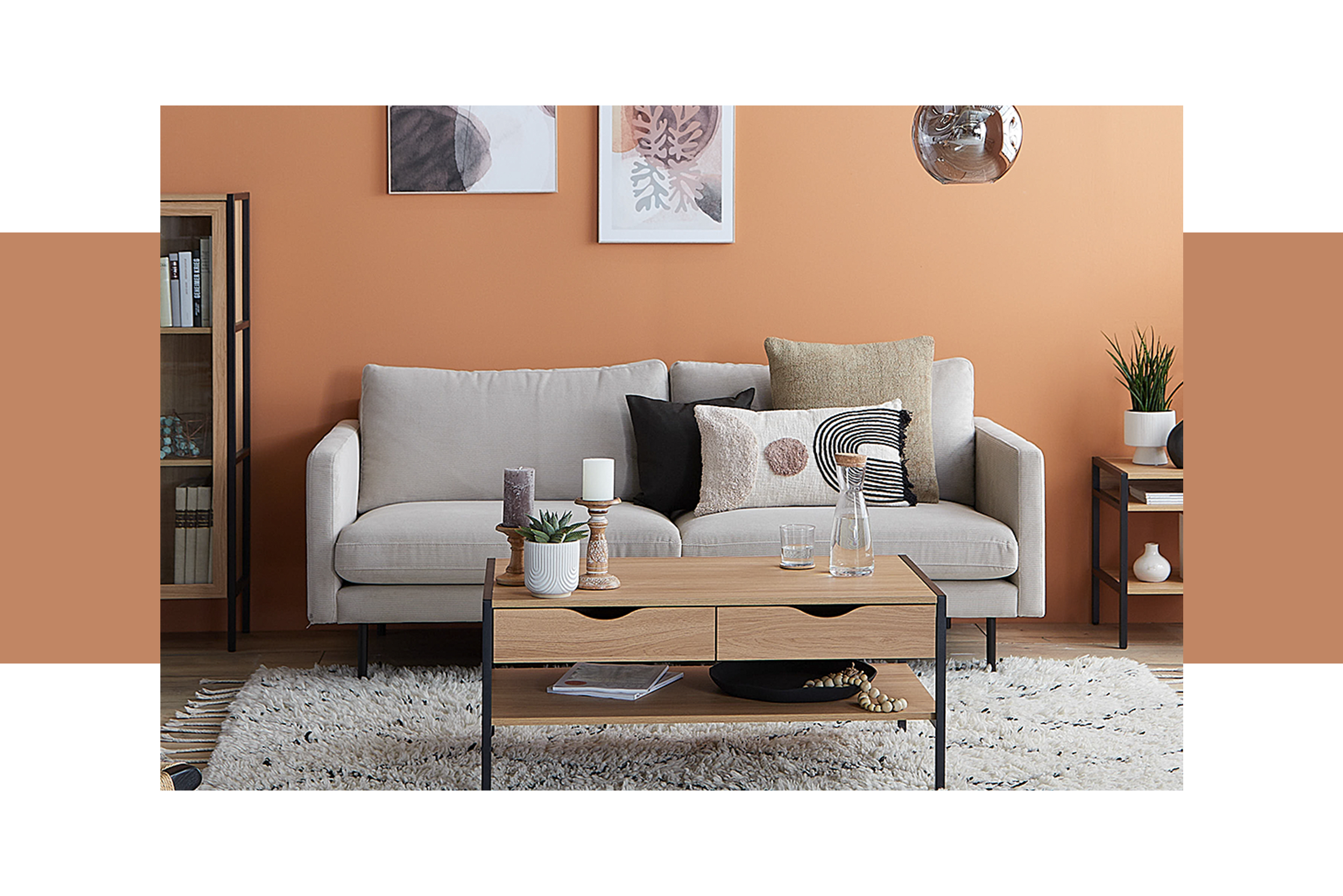 Wohnzimmer in Erdfarben mit einer Wand in sattem Terrakotta, davor ein beiges Cordsofa der Serie Landos und Möbel der Serie Mica der home24 Exklusivmarke Mørteens, dazu Deko aus Keramik von BUTLERS, ein cremefarbener Hochflorteppich sowie Wandbilder mit abstrakten Naturmotiven; daneben ein Detailbild in warmen Braun- und Orangetönen.