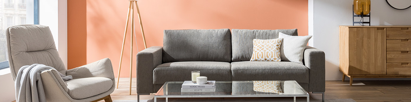 Moderne Polstermöbel in Grau mit einem rechteckigen Couchtisch aus Glas