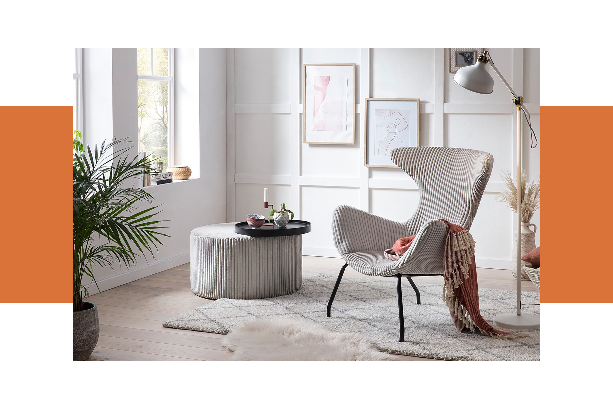 Collage aus Raum- und Detailansicht von Polstermöbeln mit Cordbezug: Sofa und Hocker aus beigem Breitcord, kombiniert in einem wohnlichen Herbst-Wohnzimmer im skandinavischen Hygge-Look mit Kunstfellen, Stricktextilien, Holzmöbeln und zentral hängenden Pendelleuchten.