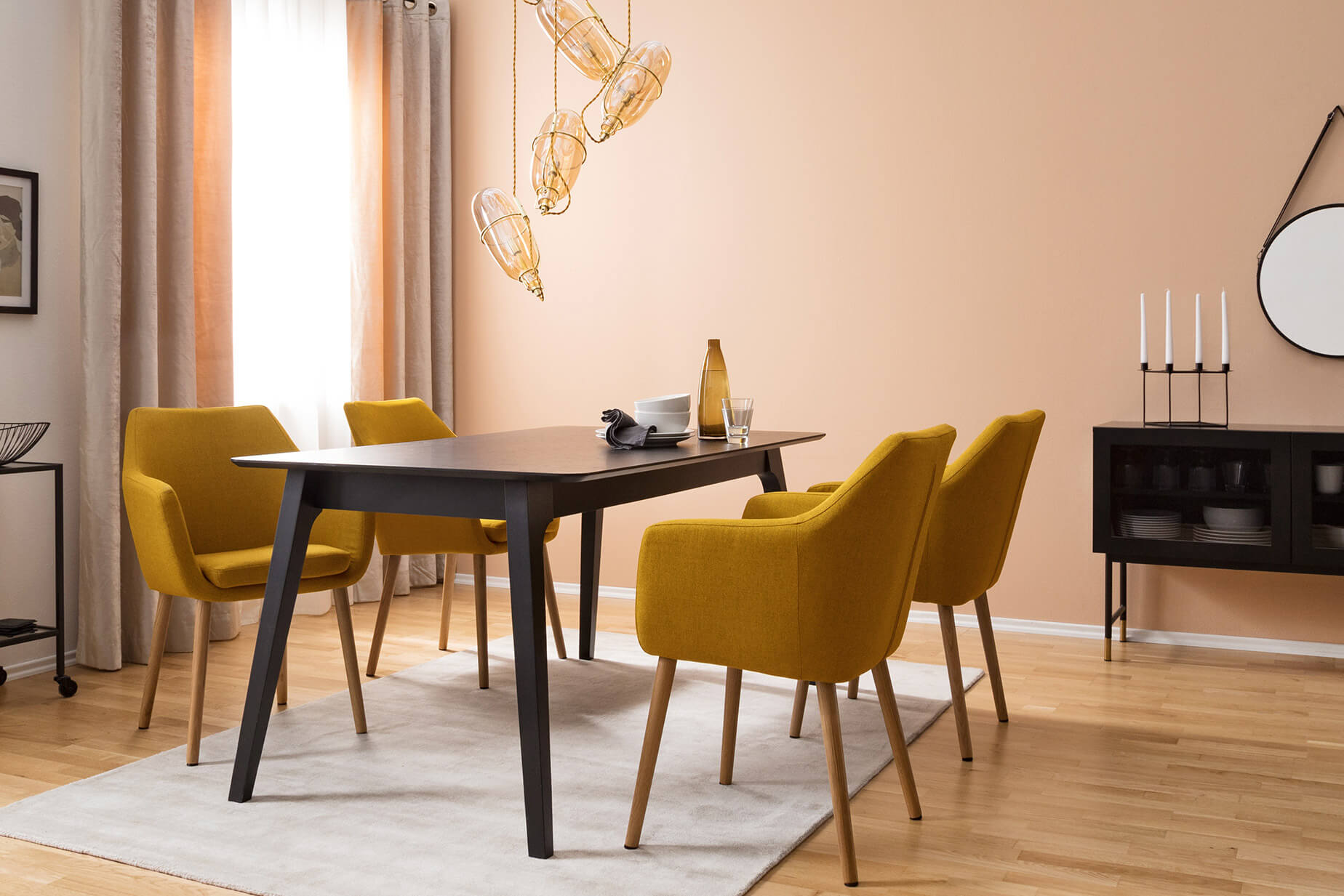 Armlehnenstühle in Senfgelb mit schwarzem Esstisch und Sideboard