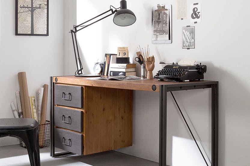 Homeoffice mit Deko und Bürotisch im Industrial-Stil