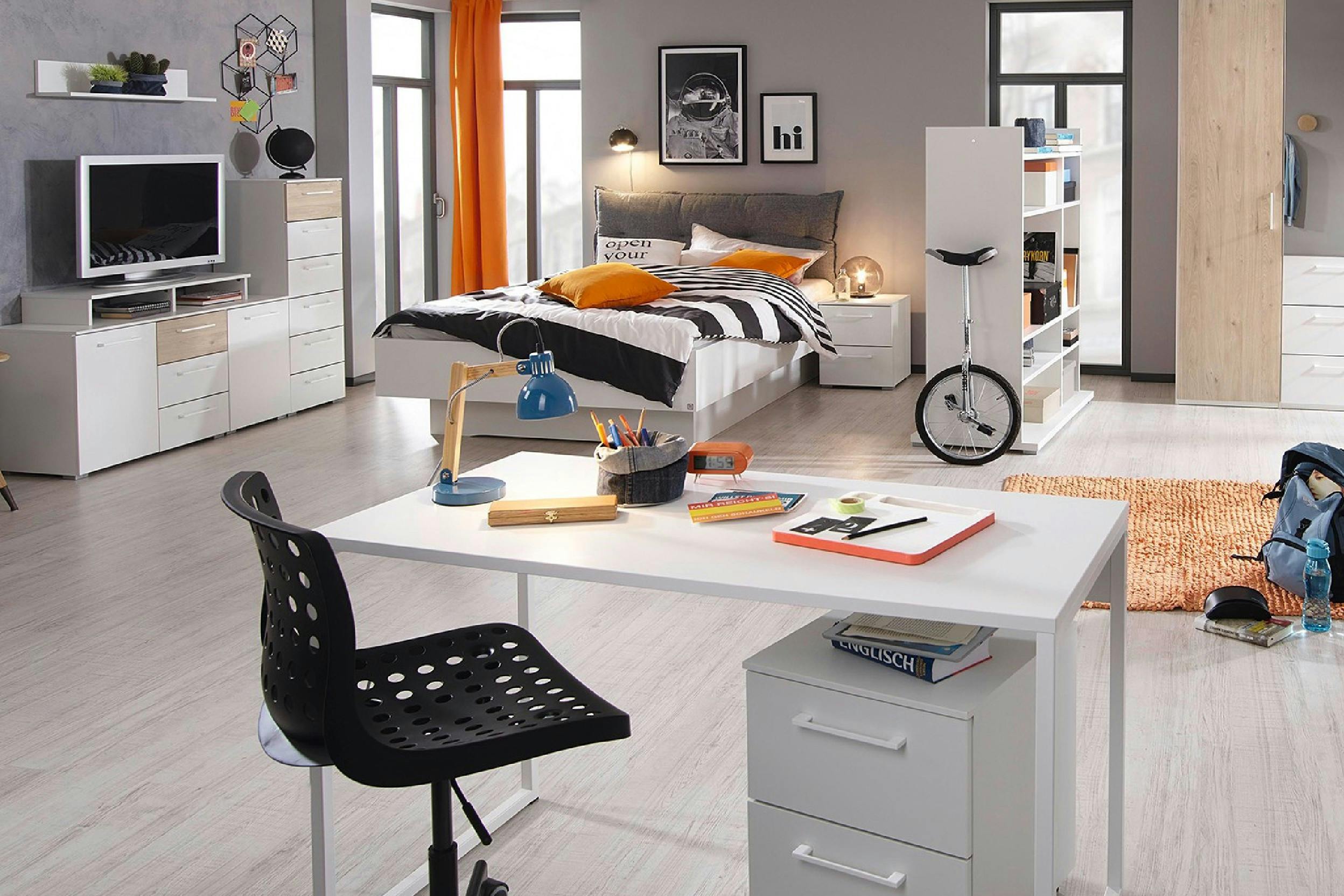 Teenager-Zimmer in Schwarz-Weiß-Orange mit Schreibtisch und Stuhl, Regal, Schrank mit Fernseher, Polsterbett mit Schwarz-Weiß-Bettwäsche