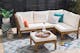 Modulare Gartenmöbel aus Akazienholz der home24 Serie Lexi mit weißen Polstern und farbigen Dekokissen