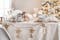 Festlich gedeckter Tisch in hellen Naturtönen mit Weihnachtsdeko aus Jute, Bast und Holz sowie hellgrauem Keramikgeschirr.