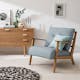 Fauteuil met blauwe bekleding en dressoir in Deens mid-century design