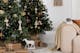 Weihnachtsbaum mit cremefarbenem Baumschmuck im Boho-Stil