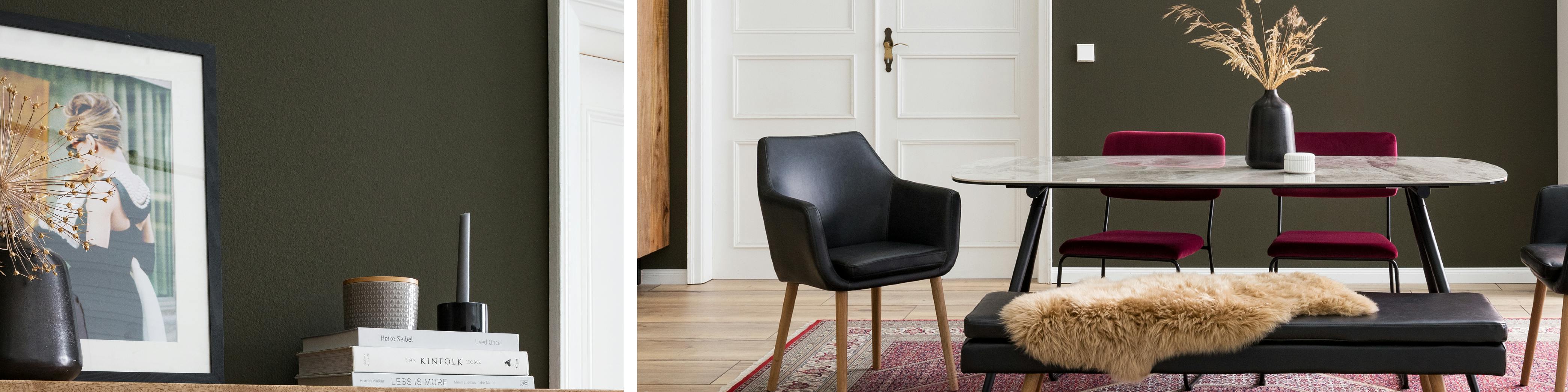 Mur noir près d'une porte blanche avec tableau, une table avec un vase, et des chaises dans une salle à manger