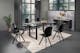 Sala da pranzo con tappeto bianco e arredamento nero in stile scandinavo: tavolo, sedie, madia e lampada