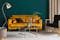 Wohnzimmer mit Samtsofa in Honigfarben, Sessel mit Messingrahmen und Couchtisch im Marmor-Look