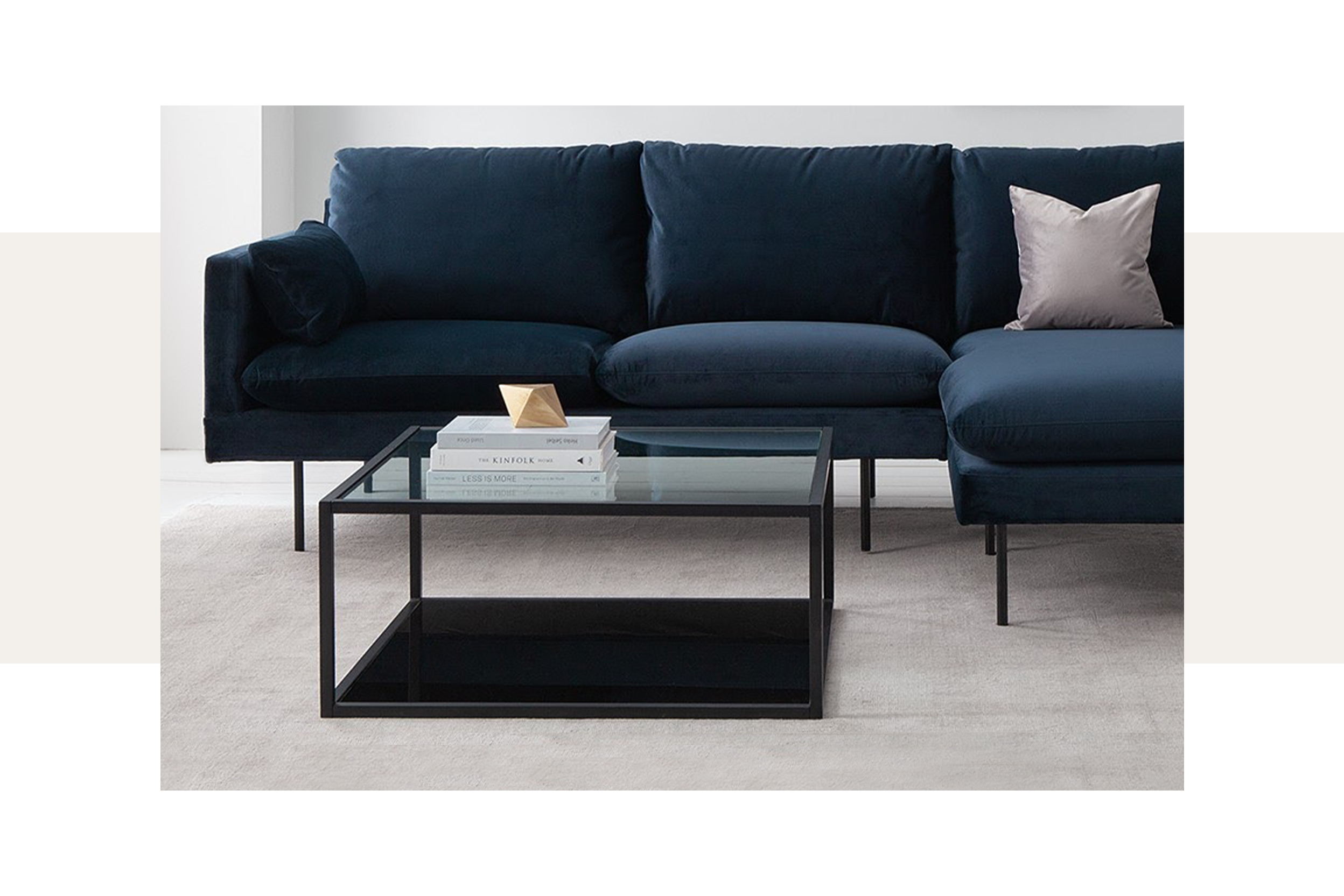 Schwarze Couchtische aus Glas mit blauem und beigem Sofa