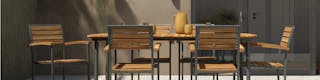 Gartentisch aus Holz mit Metallgestell sowie passende Gartenstühle mit Metallbeinen
