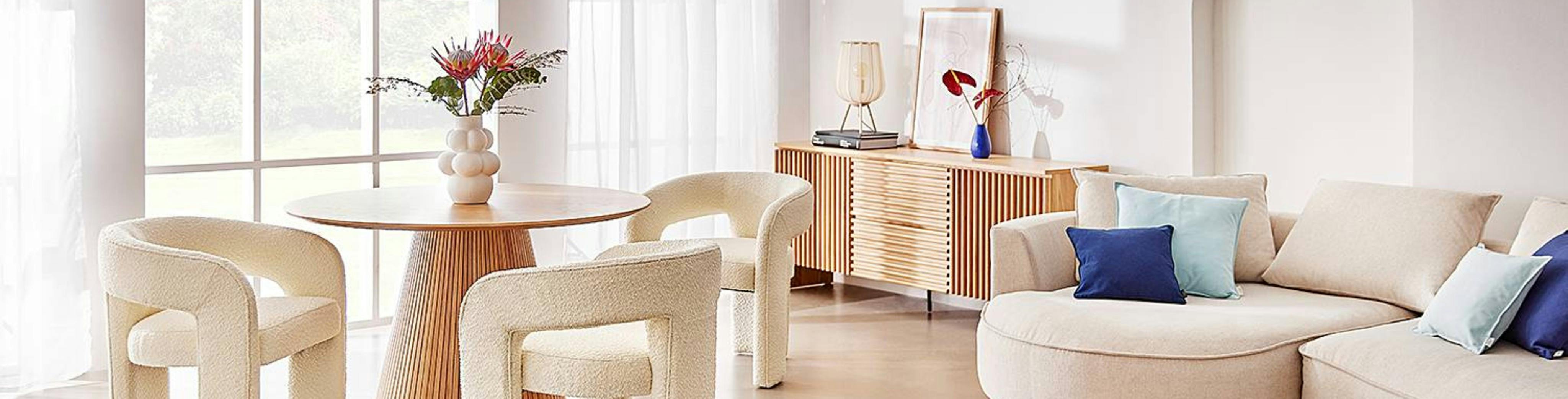 Wohnzimmer mit integriertem Essbereich in hellen Farben