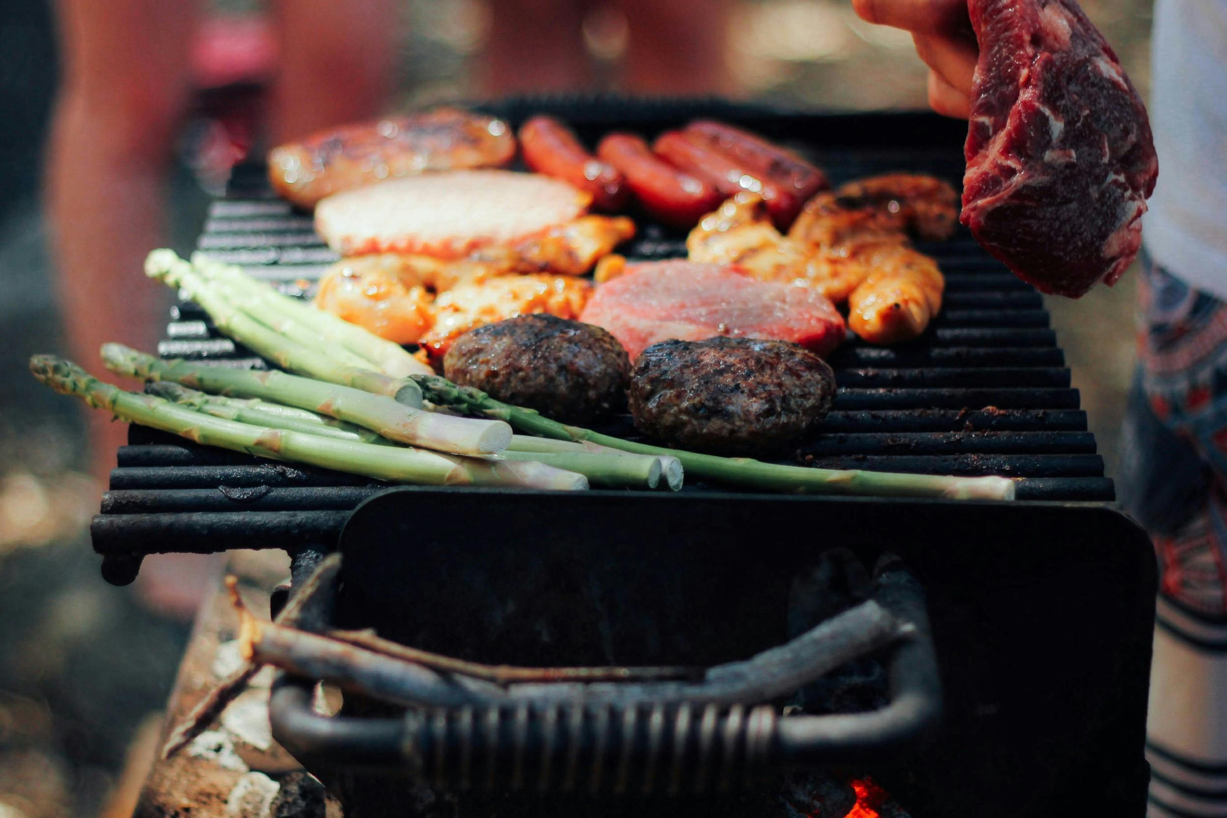 EM-Party 2024 zu Hause feiern: Party im Garten organisieren und dabei Gemüse und Fleisch auf einem Grill von home24 zubereiten