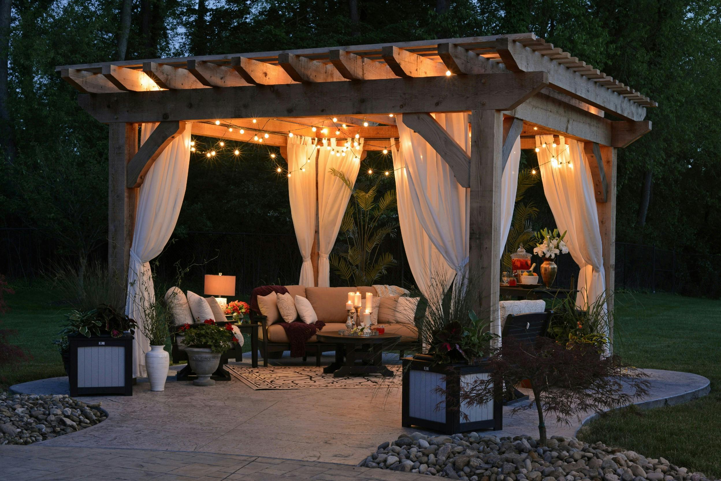 EM 2024 zu  Hause feiern: Ein Pavillon oder eine Pergola von home24 im Garten bietet Winschutz für Gartenbank und Gartensofa