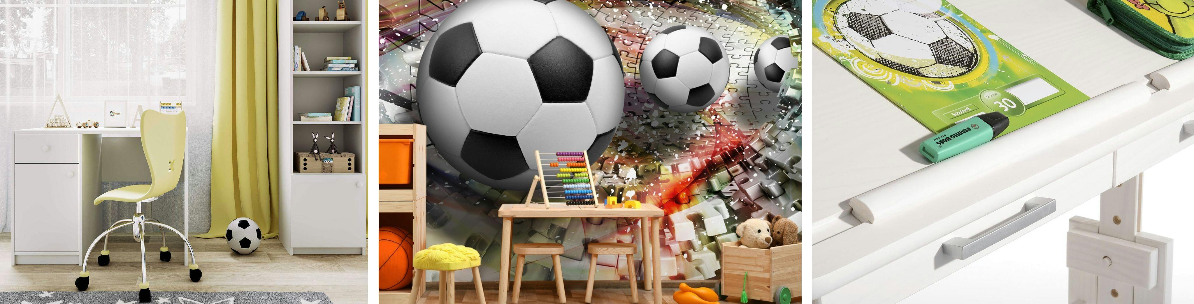 Trois photos (de g à d) : bureau blanc, chaise verte et rideaux verts, avec ballon de foot au sol ; bureau, tabouret et lit en bois clair, contre un mur totalement recouvert de papier peint avec ballons de foot géants ; gros plan sur un bureau blanc d'enfant sur lequel est posé un cahier avec ballon de foot