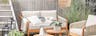 Terrasse équipée de meubles de jardin de la série BUTLERS Rope Island, dont le design branché en corde et en bois attire tous les regards. Avec de nombreuses plantes vertes, des photophores, des vases et des coussins.