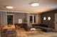 Modernes Wohnzimmer mit Essbereich und smarte LED-Deckenlampen und Wandleuchten mit intelligentem Beleuchtungssystem von home24