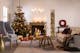 Weihnachtliches Wohnzimmer mit Kamin, geschmücktem Weihnachtsbaum und Deko