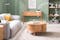 Canapé accueillant à la profondeur d'assise réglable et meubles en bois blond mis en valeur par un mur vert sauge