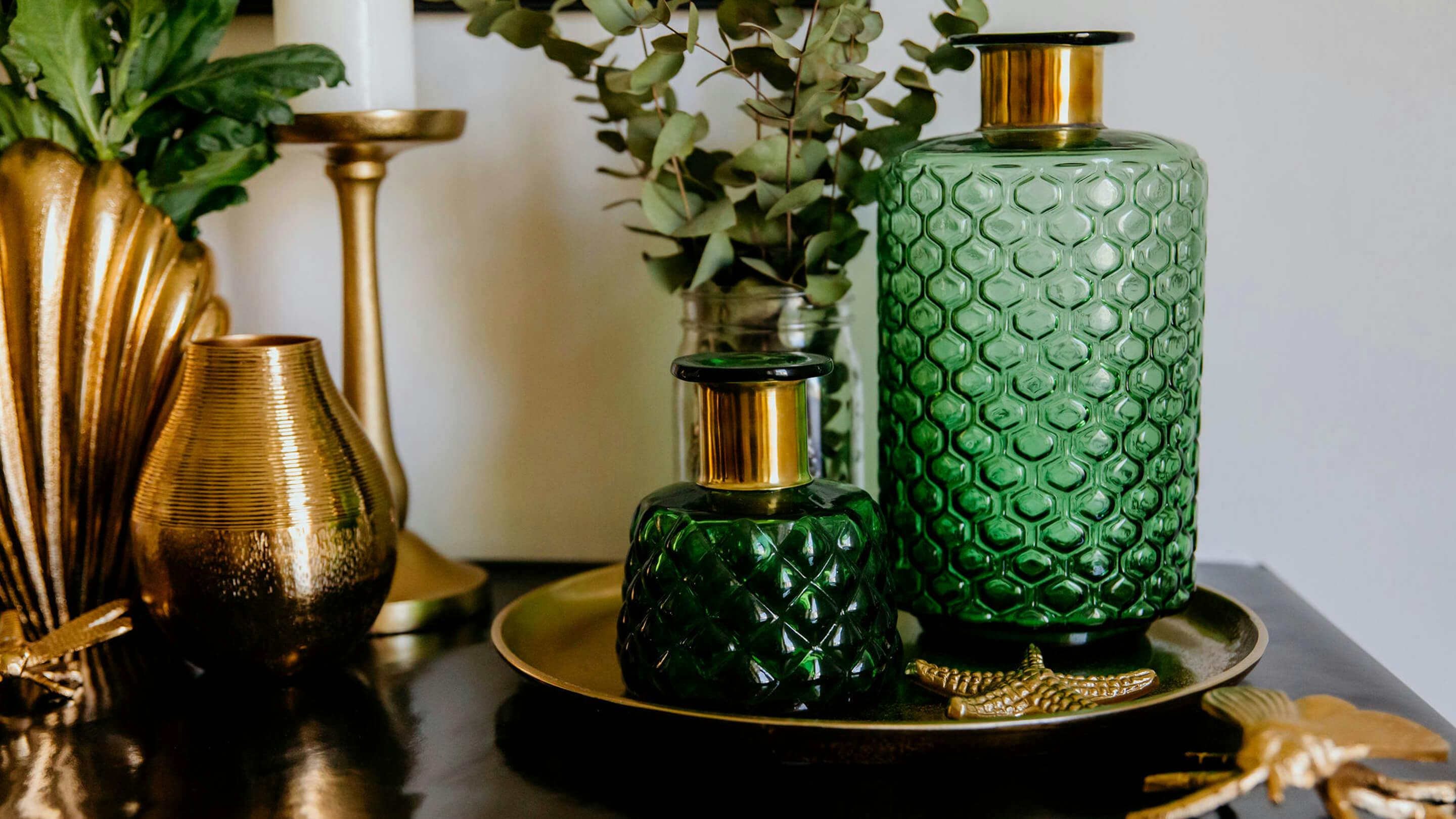 Grün und Gold passen gut zusammen (Marke der Vasen und Deko-Accessoires: Butlers).