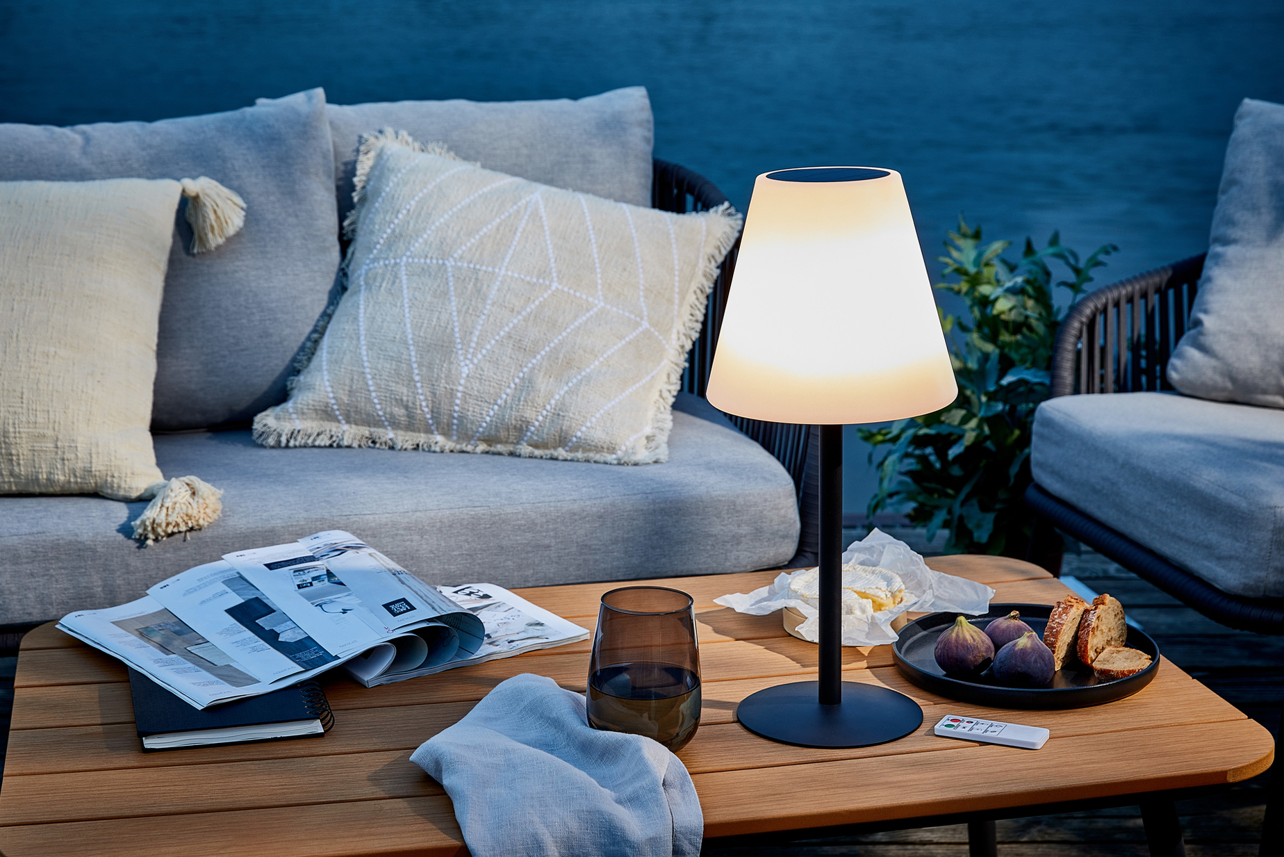 Kleine, moderne Outdoor-Leuchte zum Mitnehmen für Garten oder Balkon, Akku aufladbar via USB-Kabel oder Solar-Paneel auf der Oberseite des Lampenschirms.