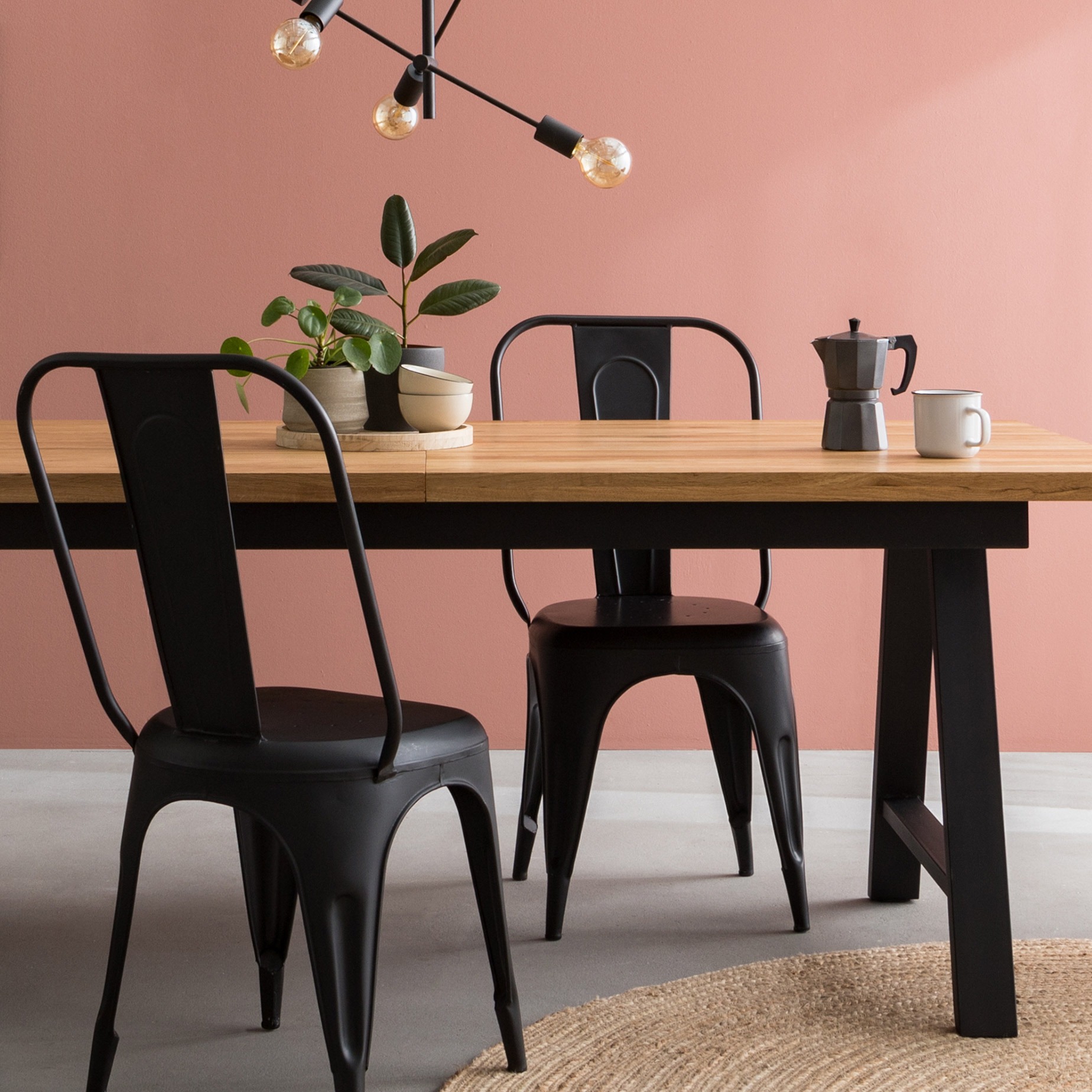 Industrial-Esszimmer mit schwarzen Metallstühlen