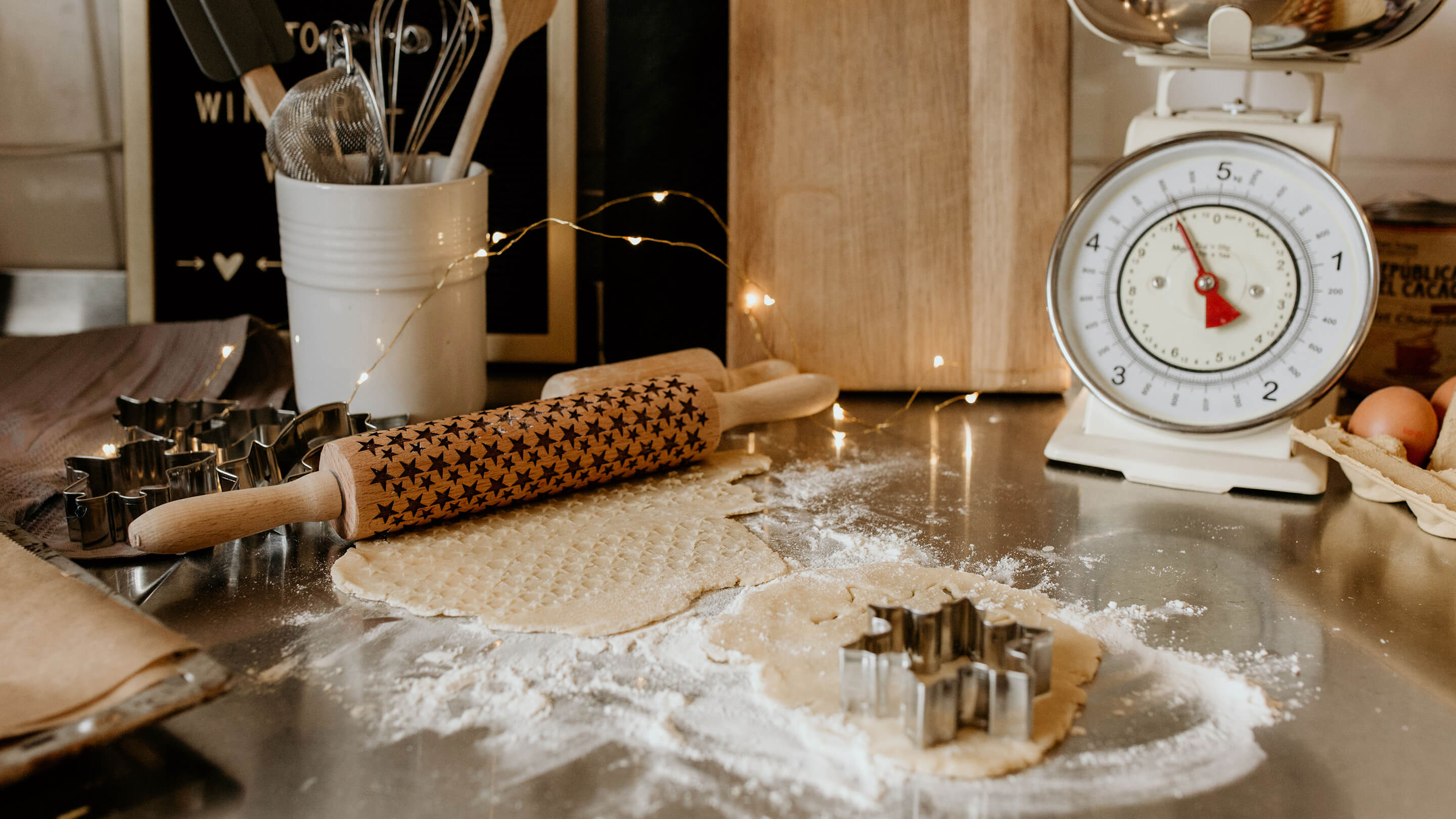 Weihnachtliche Backfläche Nudelholz Plätzchenteig Waage BUTLERS