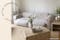 Wohnzimmer in Neutrals zeigt das cremefarbene 2-Sitzer-Sofa Hudson mit gerundetem Polster und halbrundem Couchtisch aus Holz; das hellgraue Sofa in Halbmondform beweist, dass Ecksofas auch rund sein können