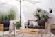Gartenmöbel aus Teakholz im modernen Stil mit Sonnenschirm, Outdoor-Teppich, Kissen, Plaid und vielen Pflanzen