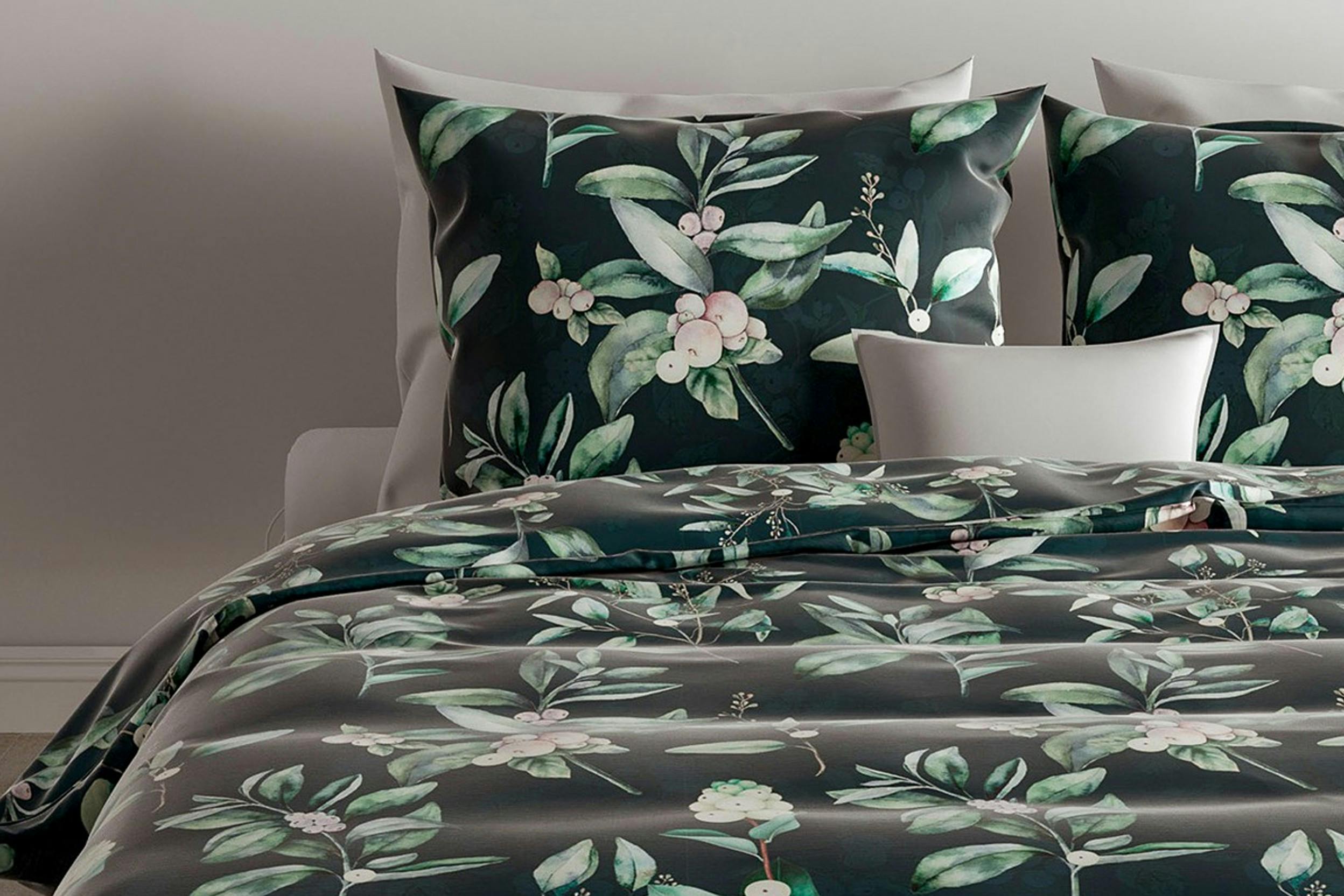 Dunkelgrüne Flanellbettwäsche mit floralem Muster und zusätzlichen cremefarbenen Kissen